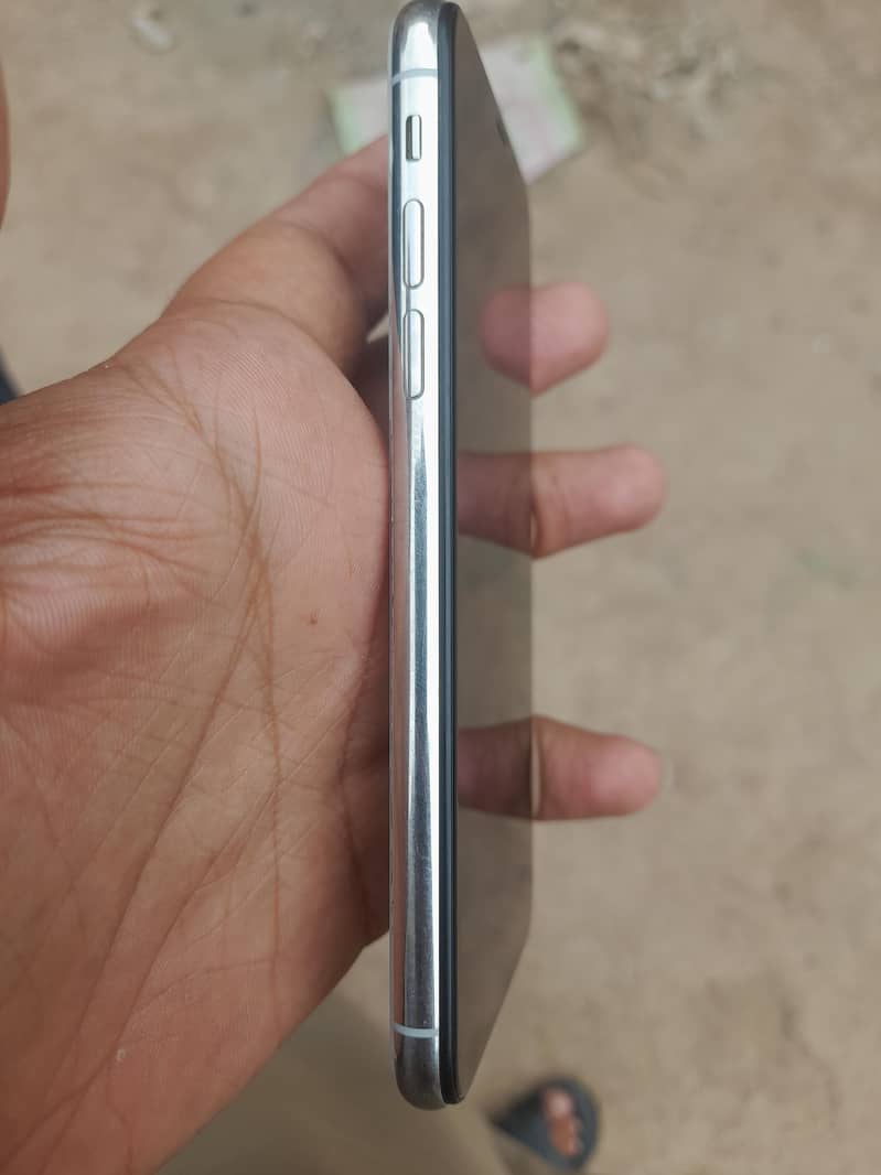Apple iPhone X 4