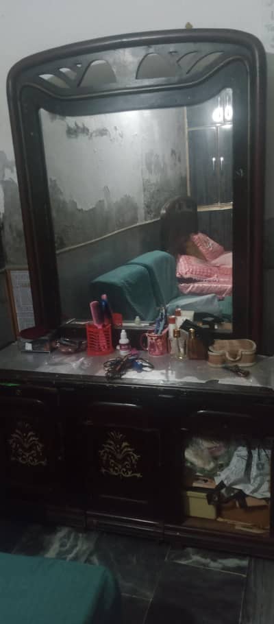 dressing table with mirror and drawers quality 7/10