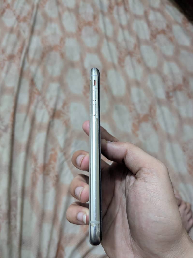 Apple iPhone X 4