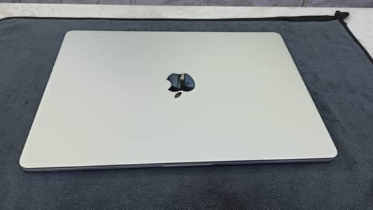 Macbook M3 air 15 inches/8/256/48 cycle w
