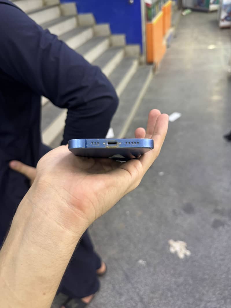 Apple iPhone 13 4