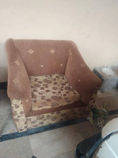 used hai aur 6 seater hai