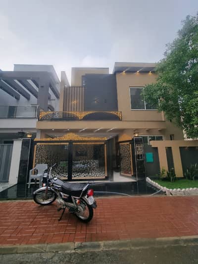 8 Marla House Is Available For Sale In Bahria Orchard Phase 1 Lahore