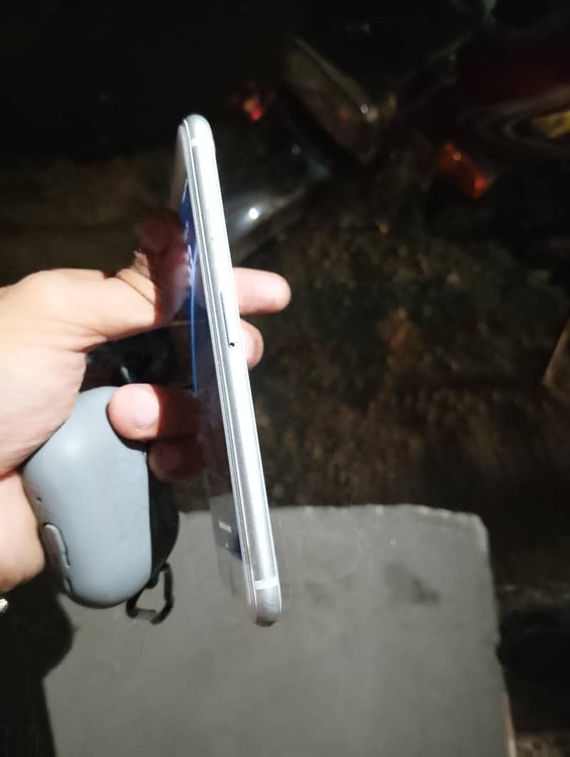 iphone 8 . . . . . 1