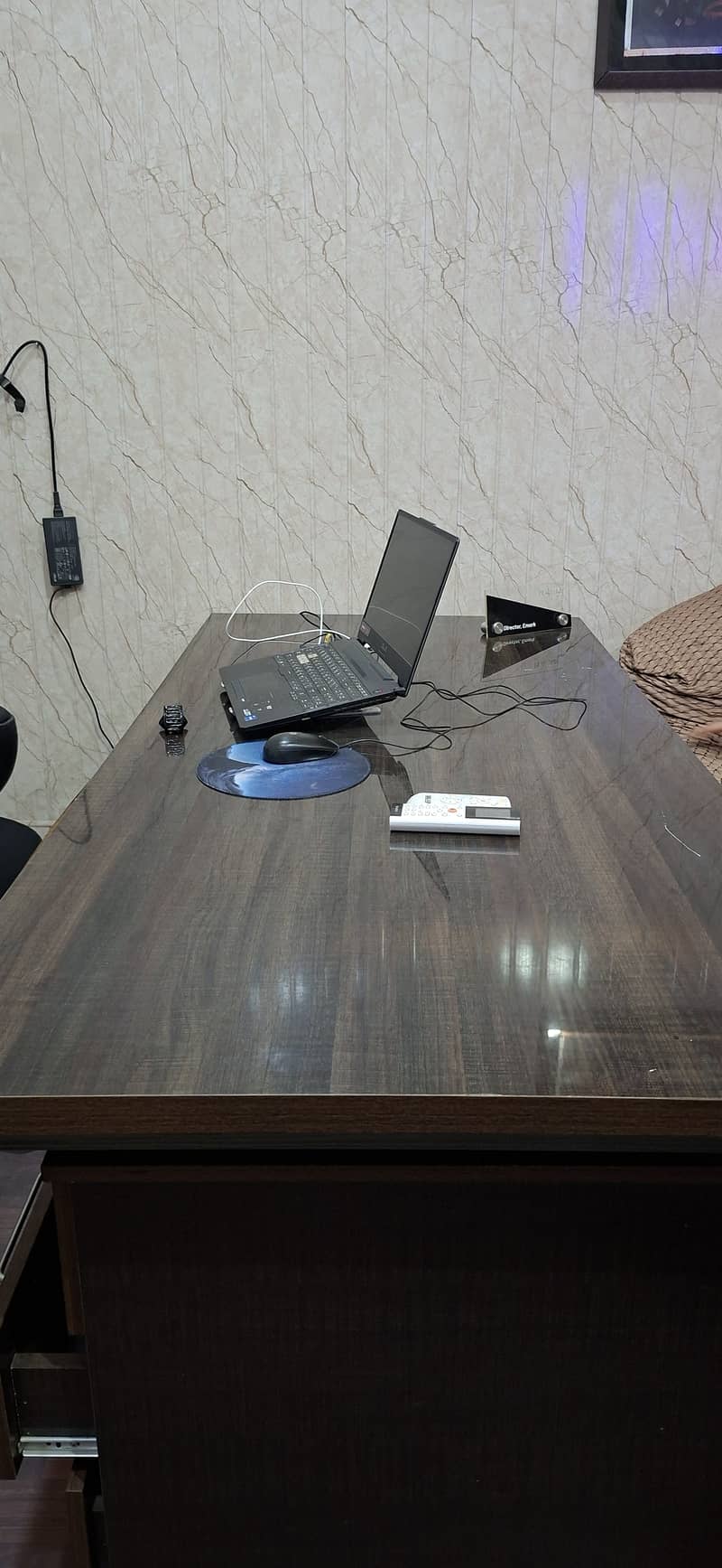 Executive with side table 0