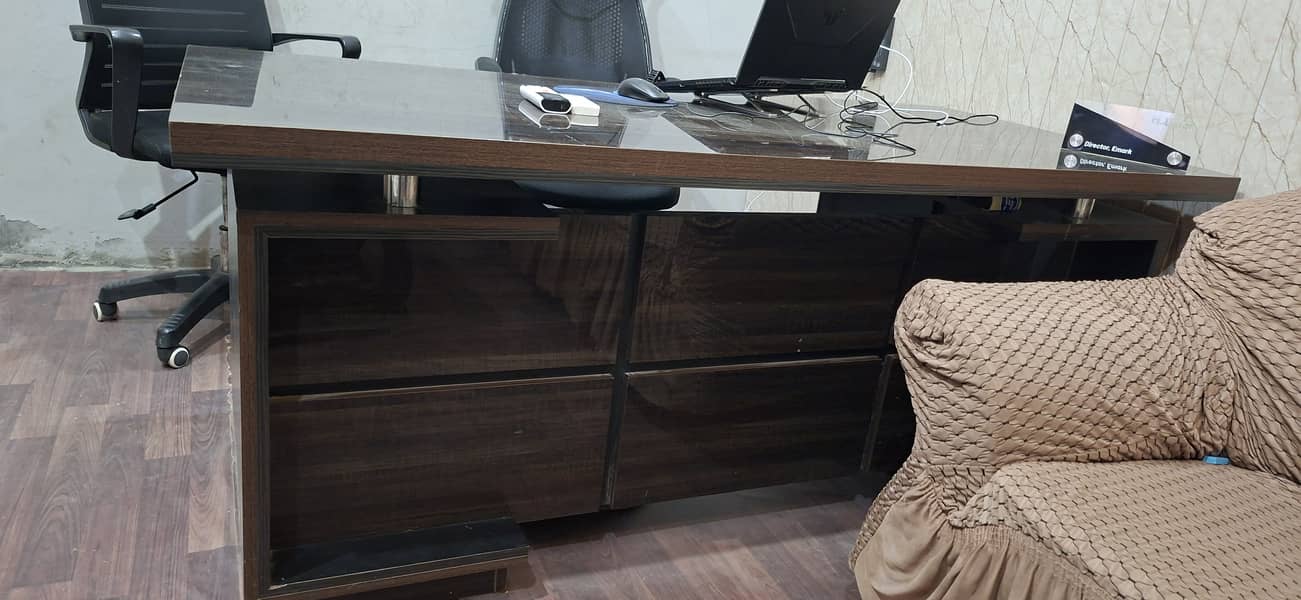 Executive with side table 1