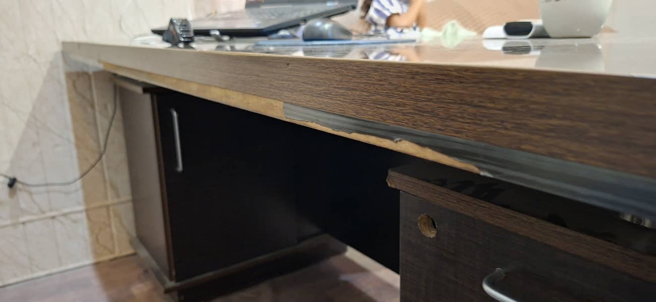 Executive with side table 4