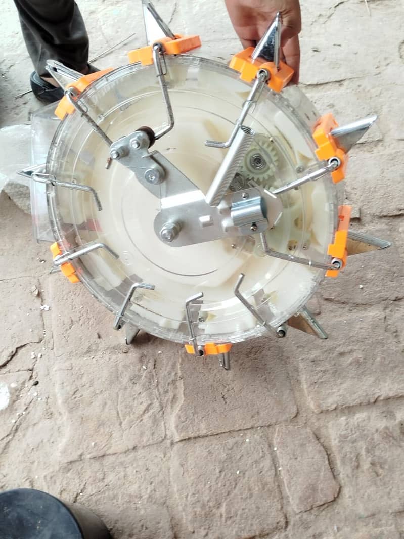 Hand push seeder machine 3