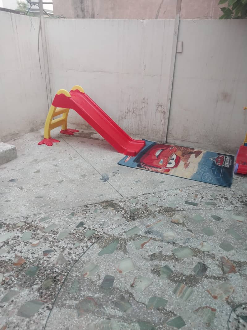 slide with complementary macqueen carpet 0