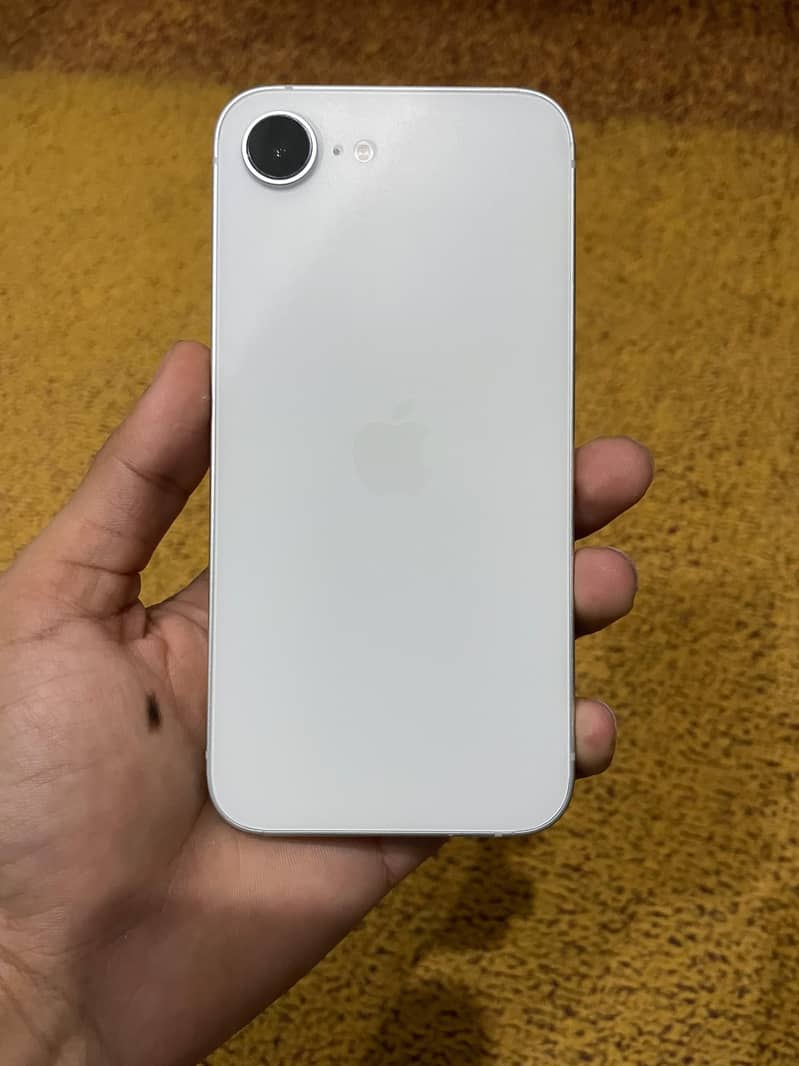Apple iPhone 16e 1