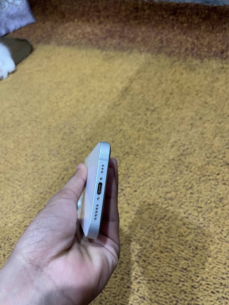 Apple iPhone 16e 2