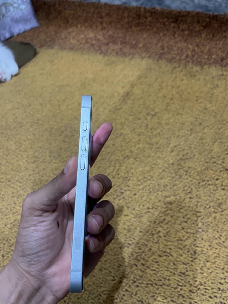Apple iPhone 16e 3