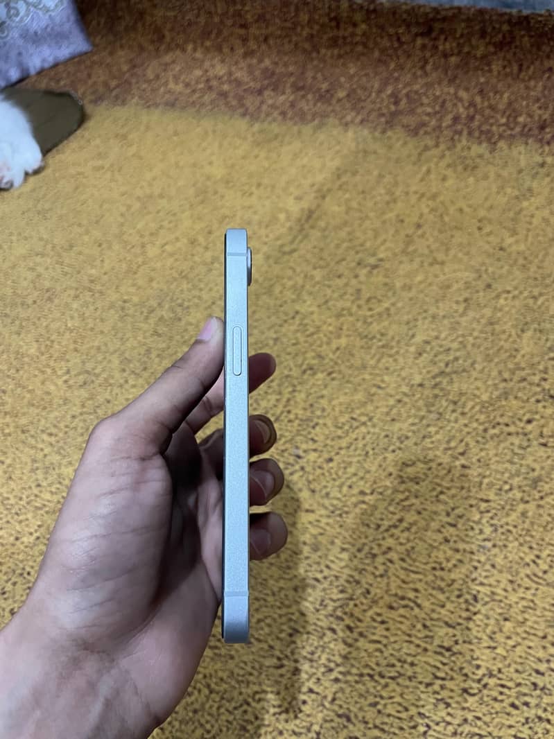 Apple iPhone 16e 4