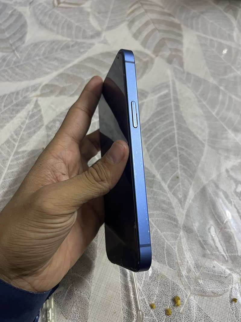 iPhone 13 4