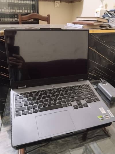 Lenovo LOQ 15, Ryzen7, rtx 4050 6GB, 16 GB ddr5, 512 SSD, Protector