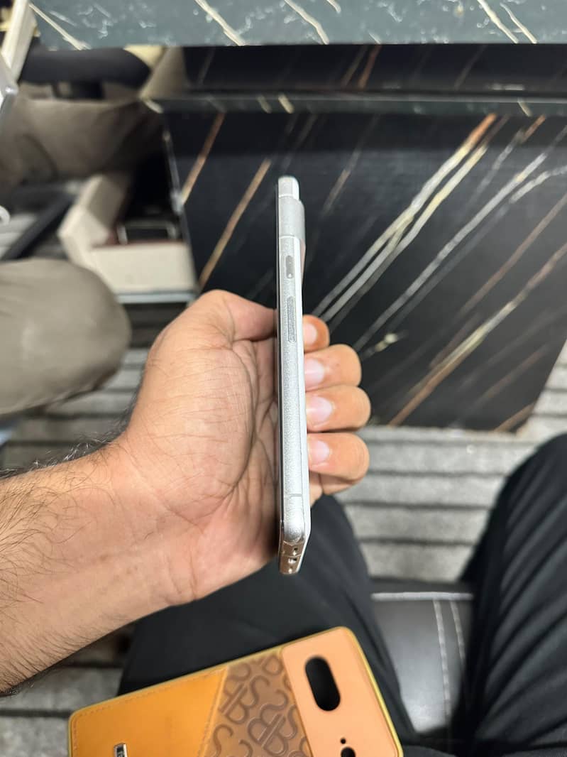 Google Pixel 7 4