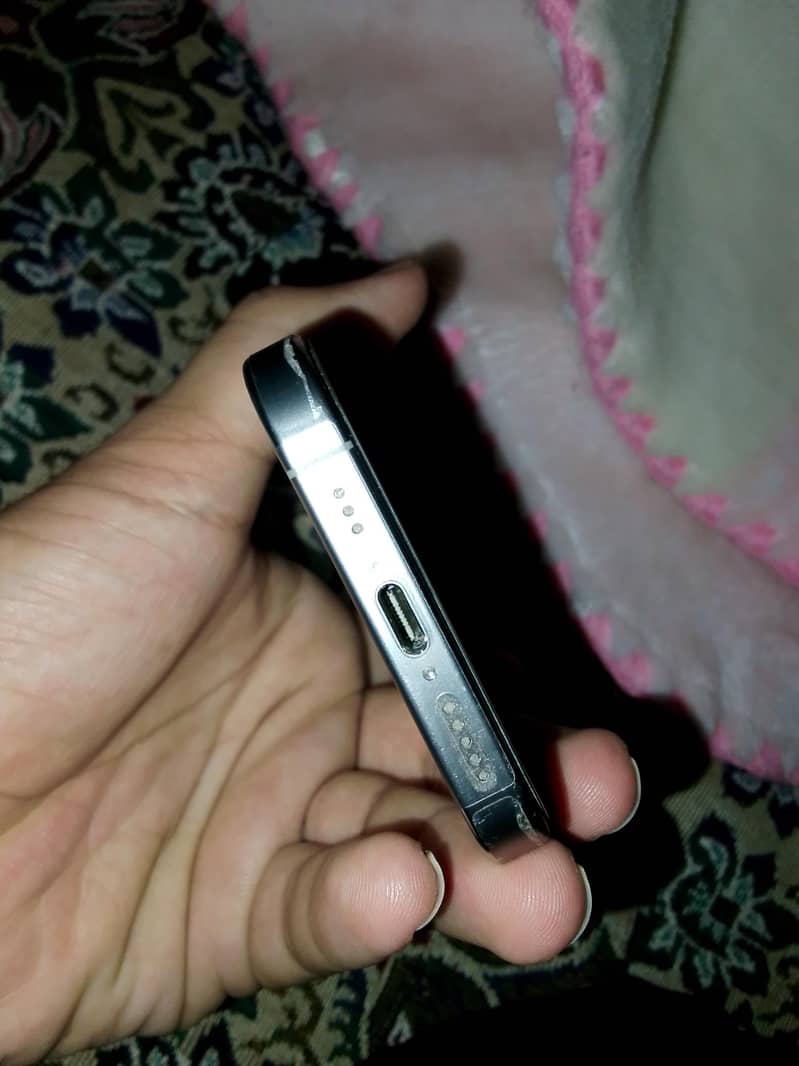 Apple iPhone 16 Pro 1