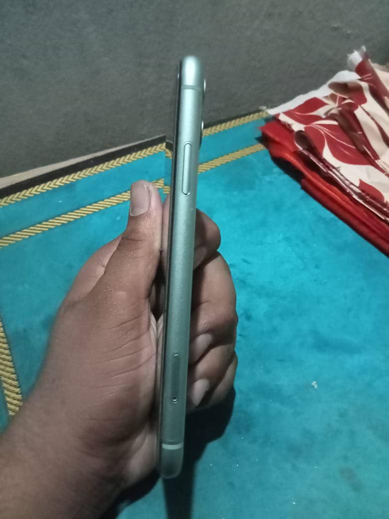 Apple iPhone 11 4