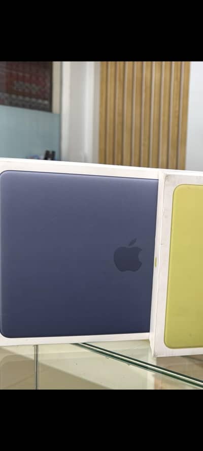 Apple MacBook neo 13"mercantile warranty box packed