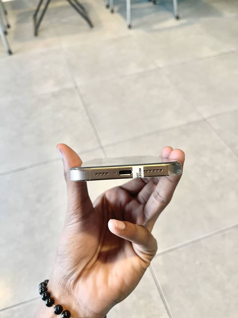 iPhone 16 Pro Max 2