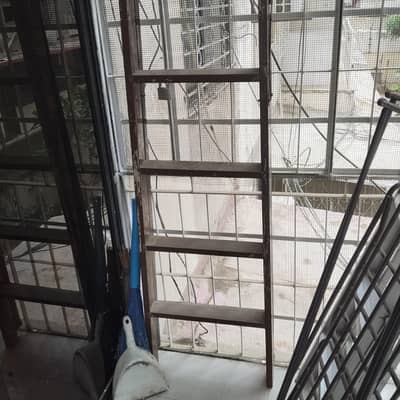 excellent condition iron ladder 6 steps