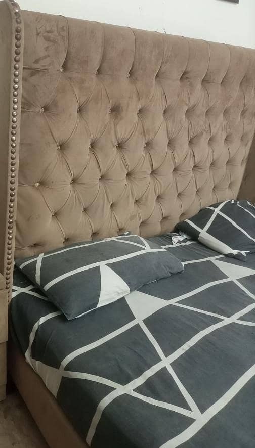 King size bed 0
