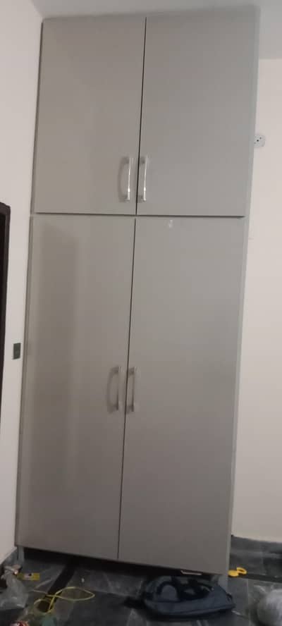 kitchen, gharelu almariya or darwazo ka kam kiya jata hai