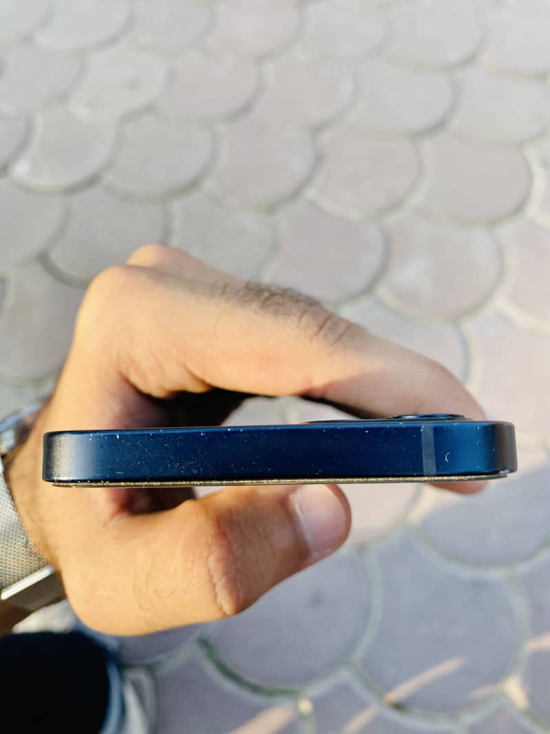 Apple iPhone 12 4