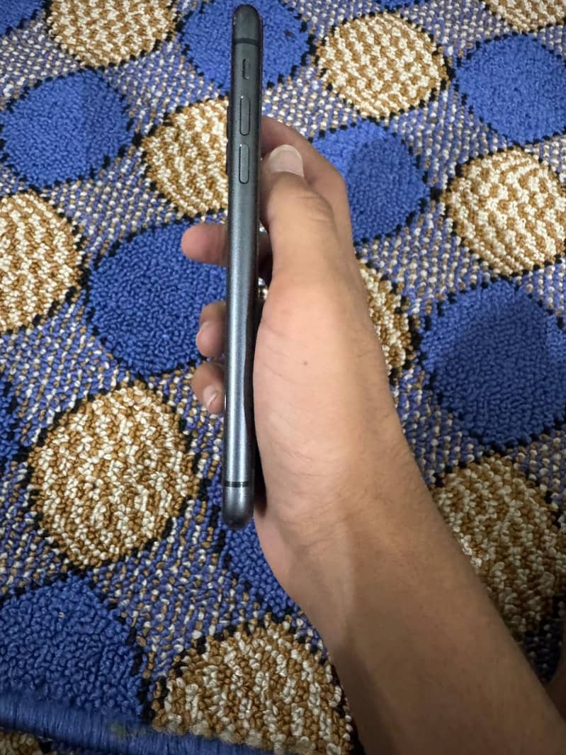 iPhone 11 4