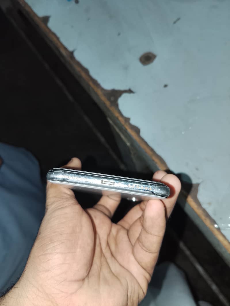Apple iPhone X 4
