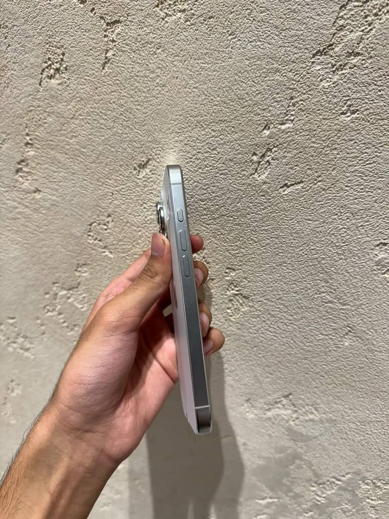 Apple iPhone 16 Pro 0