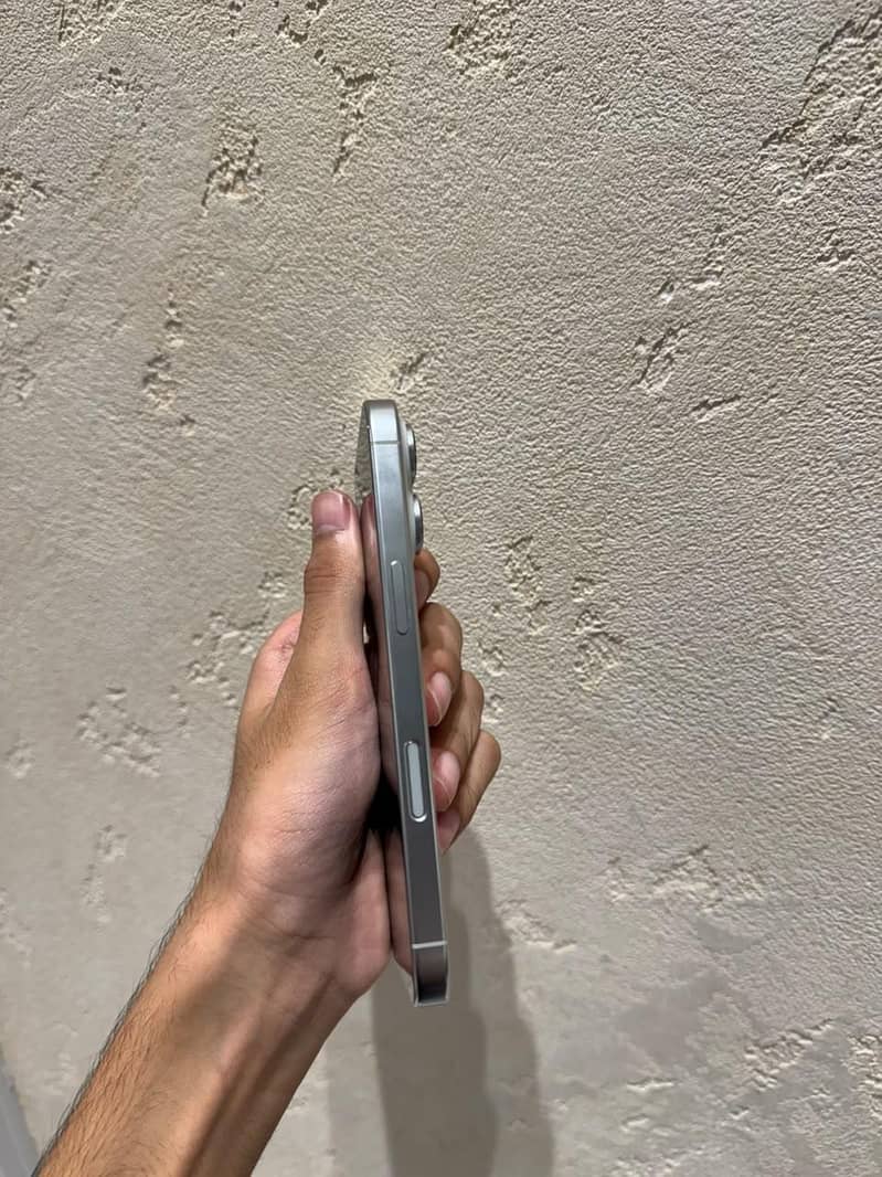 Apple iPhone 16 Pro 1