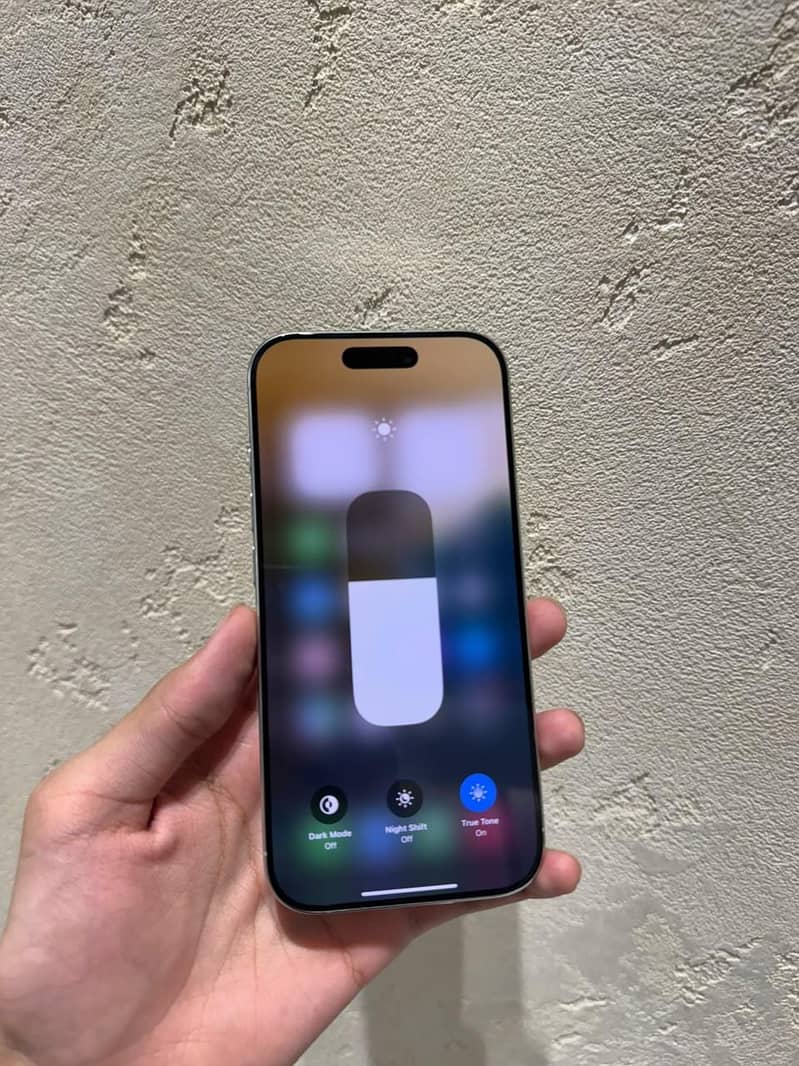 Apple iPhone 16 Pro 3