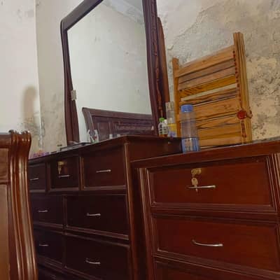 spacious drawers with big mirror