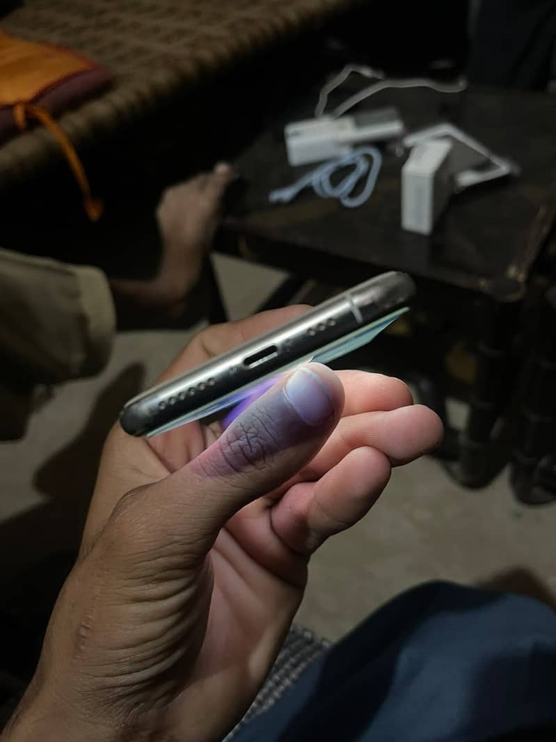 Apple iPhone 11 Pro 4