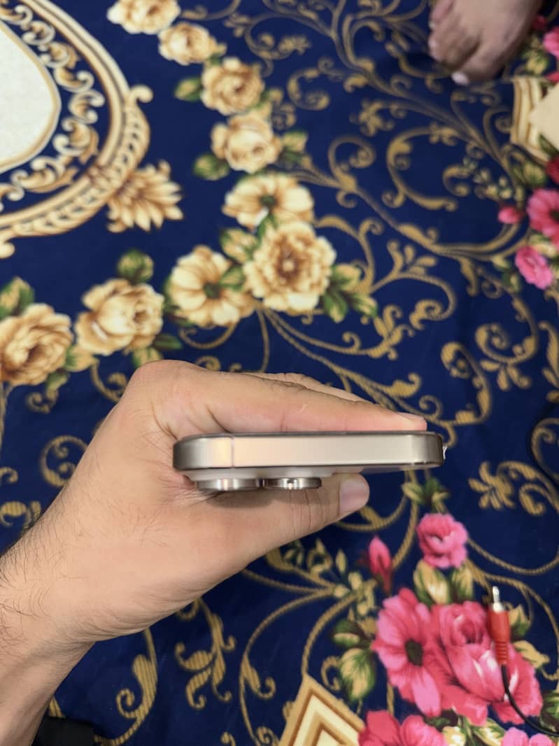 Apple iPhone 16 Pro 1