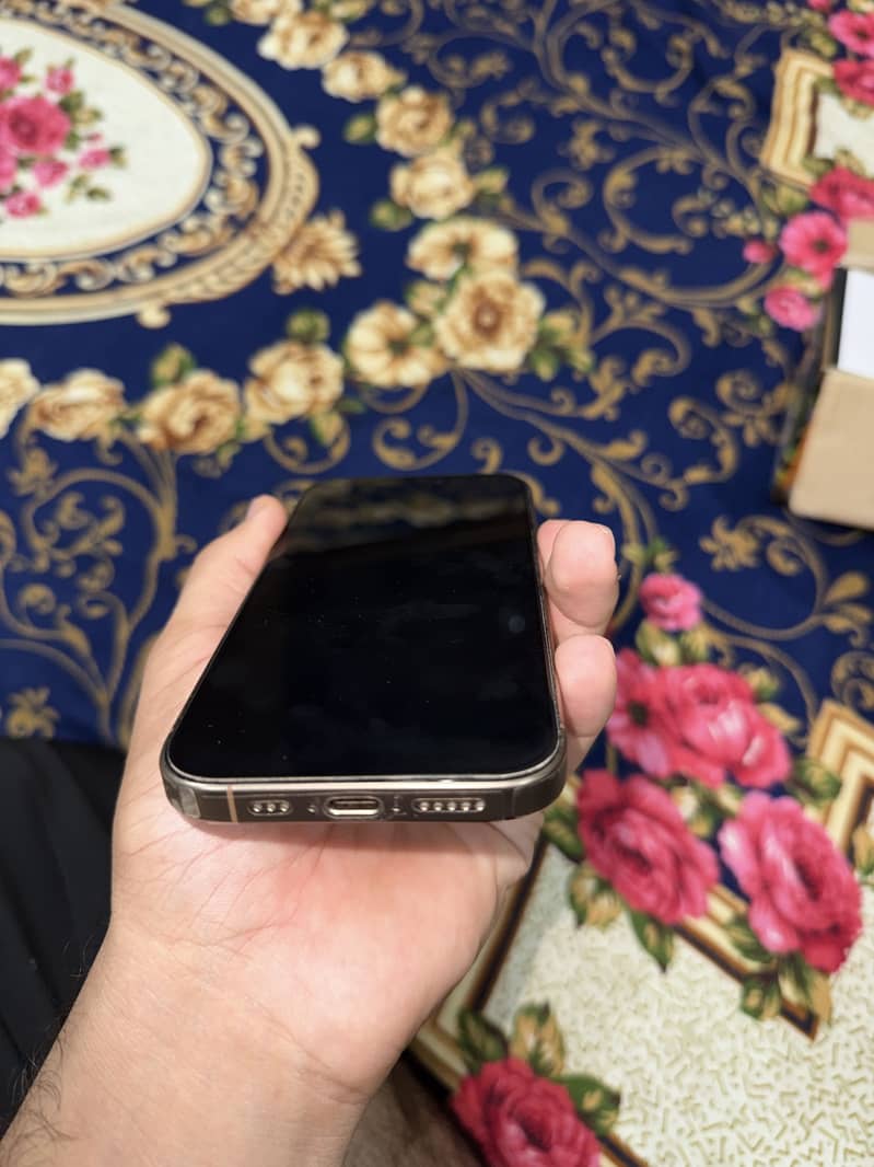 Apple iPhone 16 Pro 3