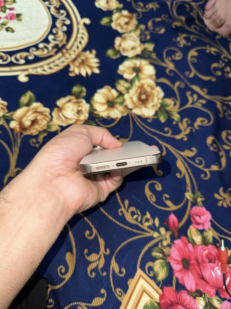 Apple iPhone 16 Pro 4