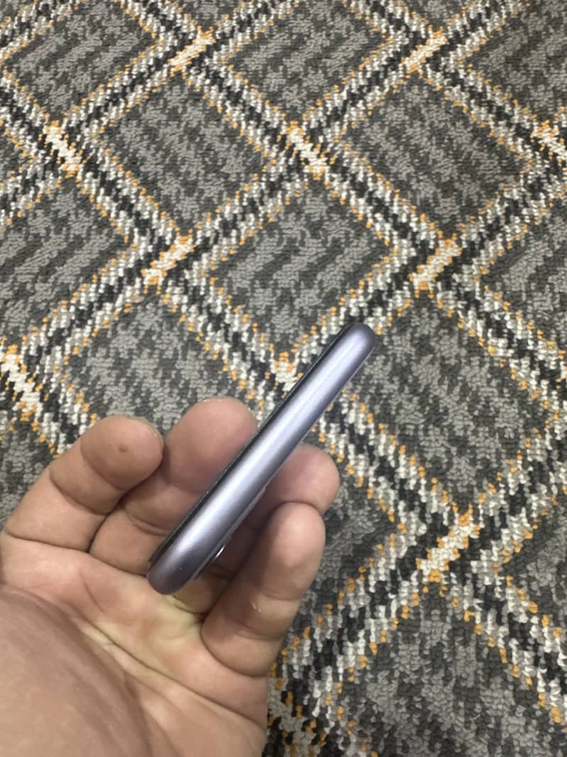 Apple iPhone 11 4