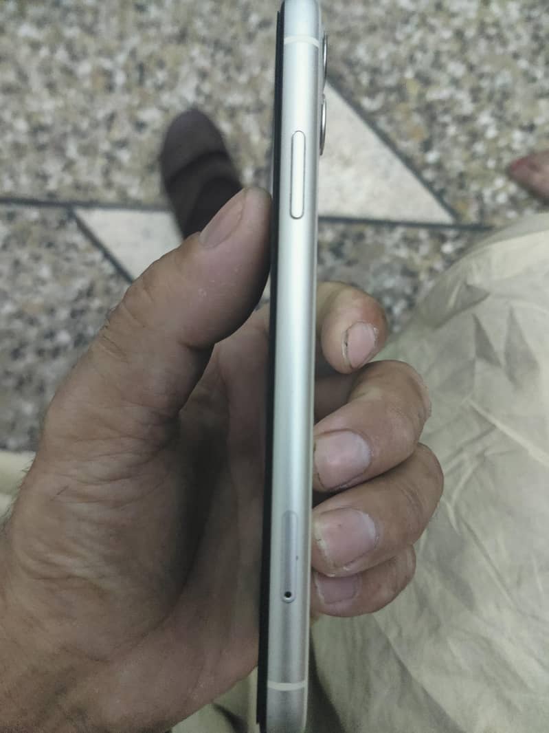 Apple iPhone 11 3