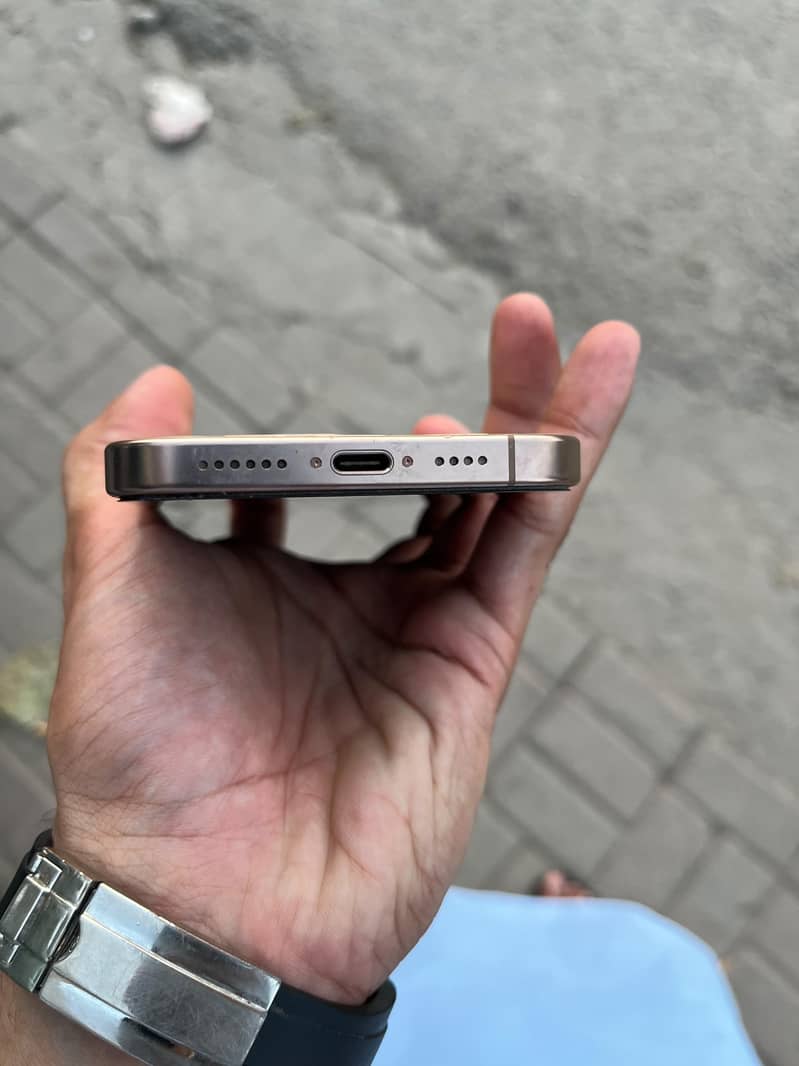 Apple iPhone 16 Pro Max 4