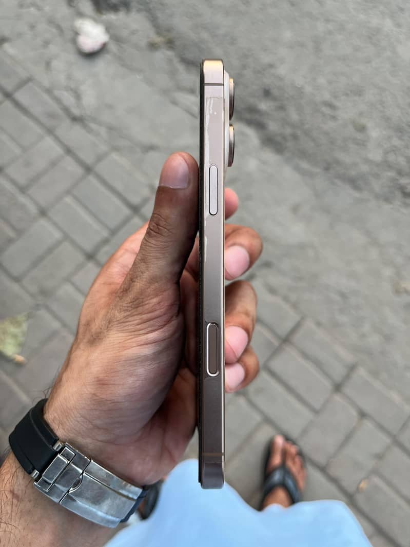Apple iPhone 16 Pro Max 5