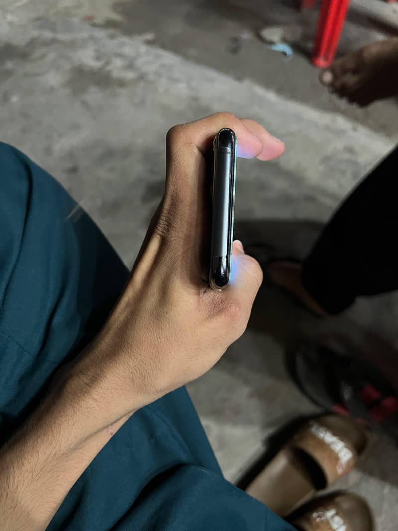Apple iPhone 11 Pro 4