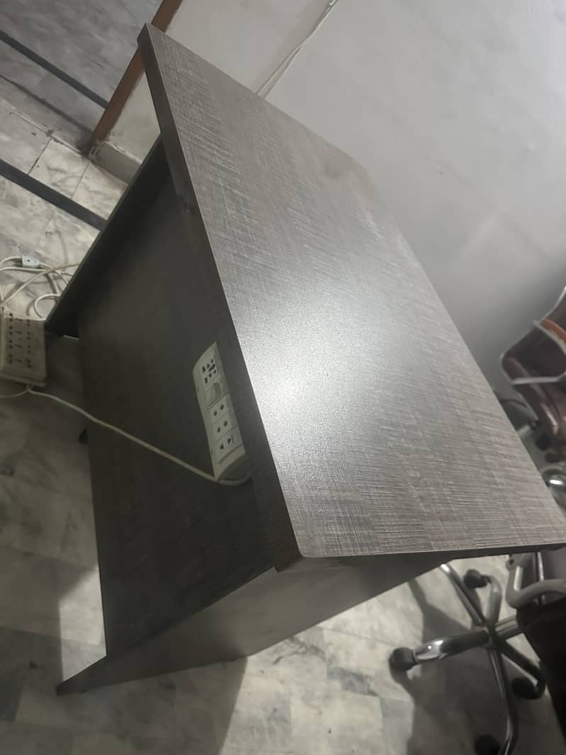 5 Used Workstation Computer Tables 0