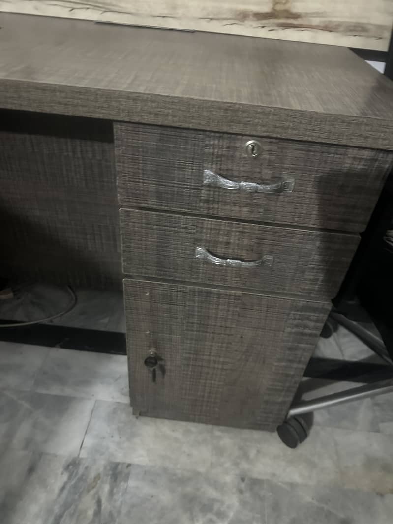 5 Used Workstation Computer Tables 1