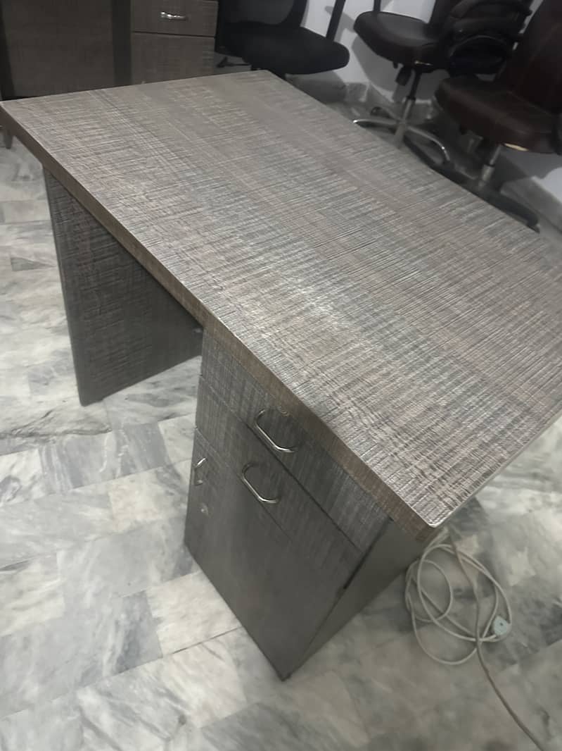 5 Used Workstation Computer Tables 7