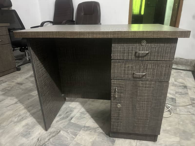5 Used Workstation Computer Tables 9