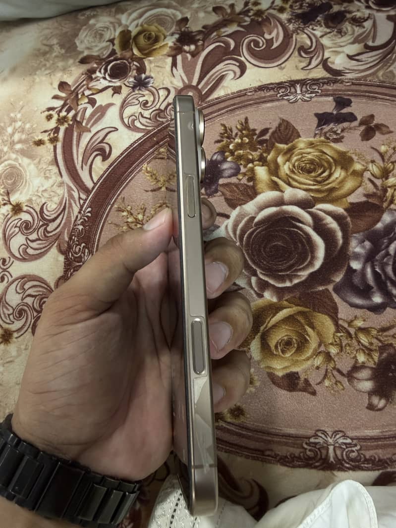Apple iPhone 16 Pro Max 4
