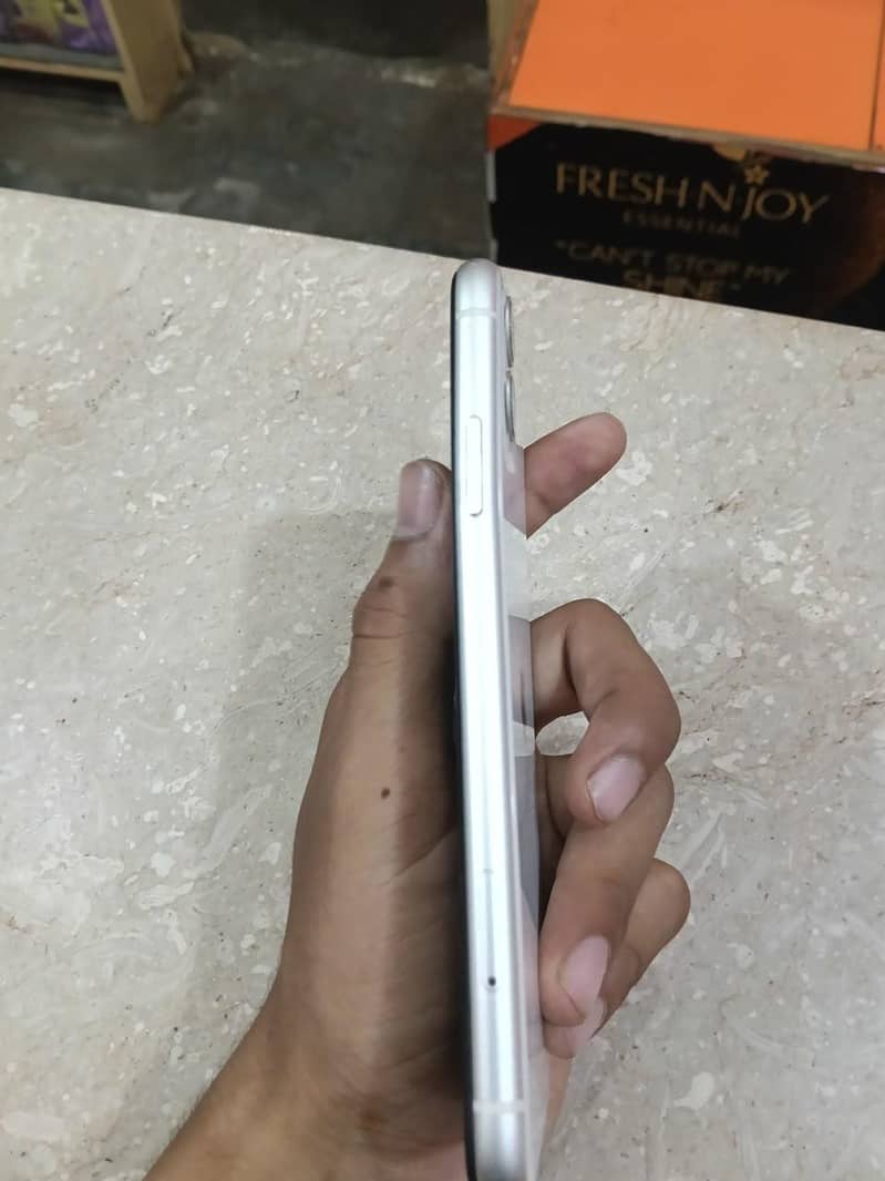 Apple iPhone 11 3