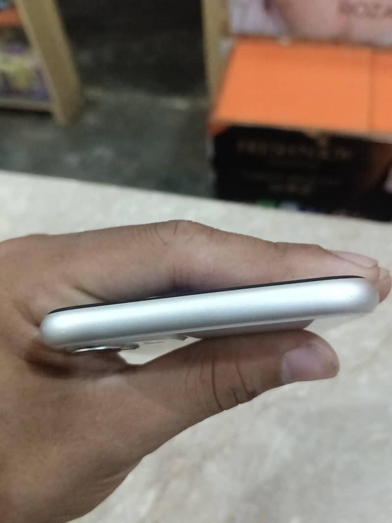 Apple iPhone 11 4